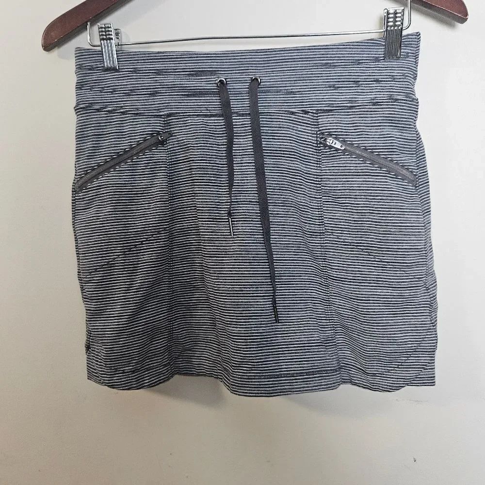 Athleta Metro Skort XXS Grey & White Stripe Zip Pockets Style 596974